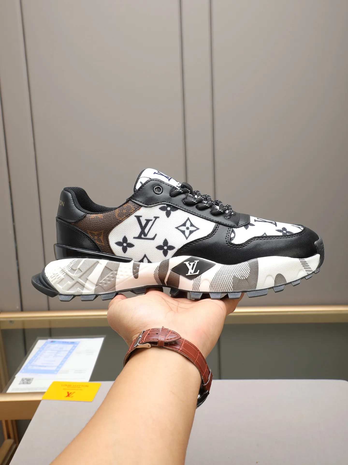 Men's shoes 💰440 [LV] Casual sports shoes, breathable and comfortable, easy to walk, a versatile style for trendy men, Versace special materials and calfskin ➕ breathable mesh lining ➕ popular printed outsole, sports and running style, super comfortable. Code number 38-44 (45 customized)